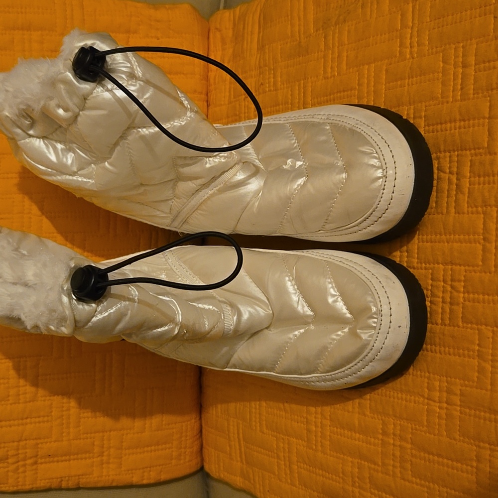 Madden Girl Quilted Cream and Black Winter Boots with Drawstring